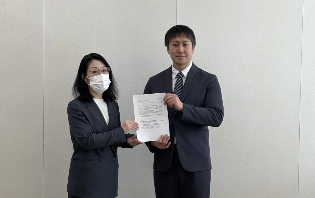 文部科学省担当者への要望書手渡しの様子