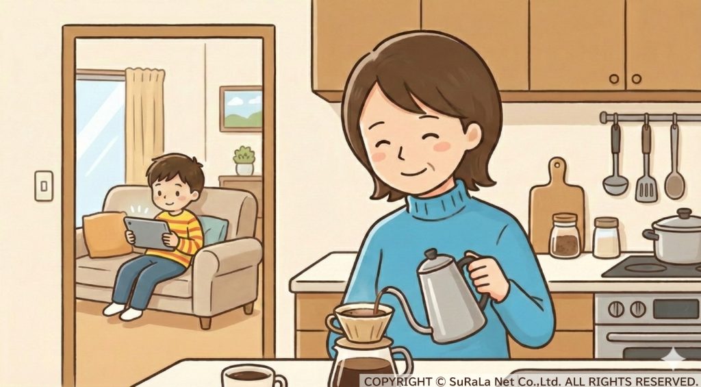 リビングでタブレットを使う子供を背景に、キッチンでコーヒーを淹れてリラックスする母親の姿
