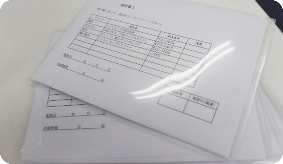 ピッキング作業では、指示書に従い商品を正確に選択する練習をしている①