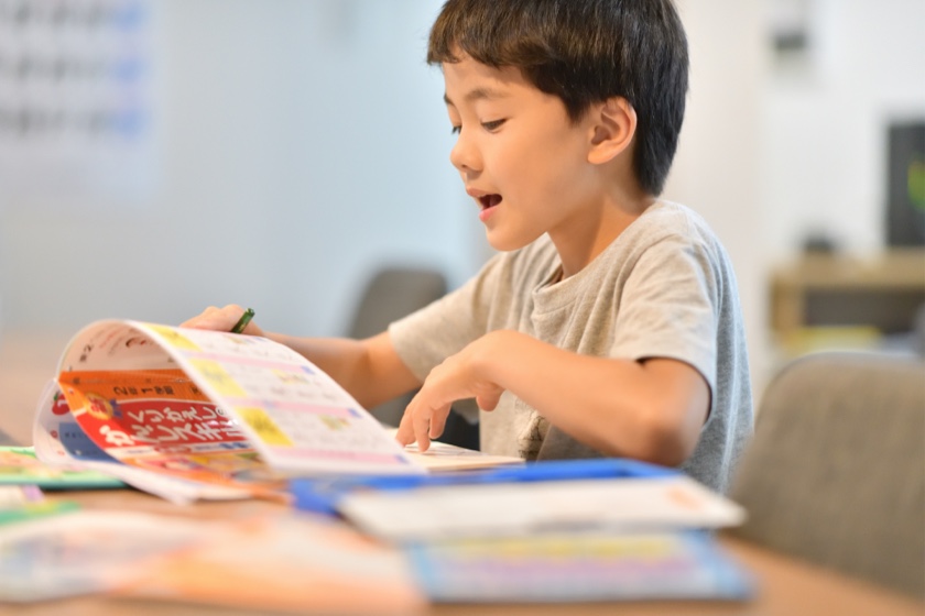 声に出して問題を読む小学生