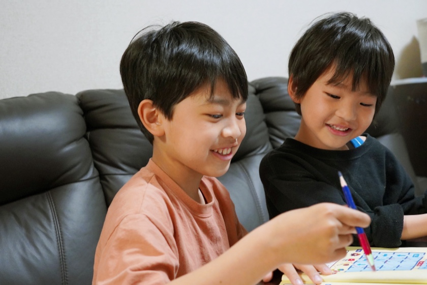 兄弟で勉強する小学生