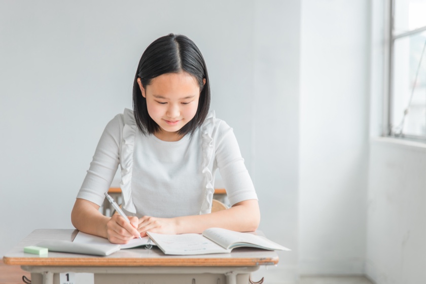 問題集を見る小学6年生の女の子