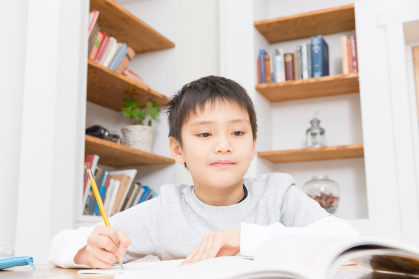 漢字ドリルで学習する男の子