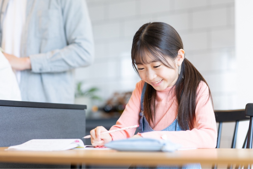 クイズをする小学生