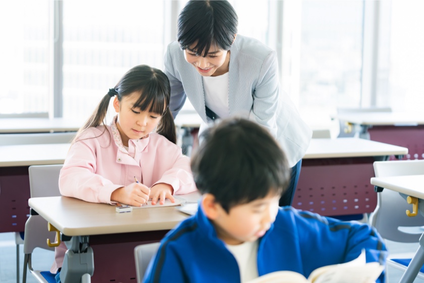 クイズをする小学生