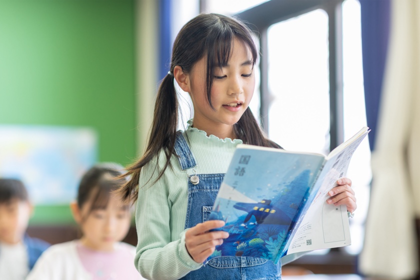 音読する小学生の女の子