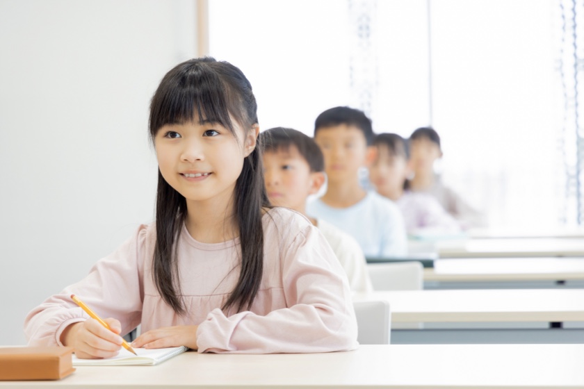 塾で勉強する小学生