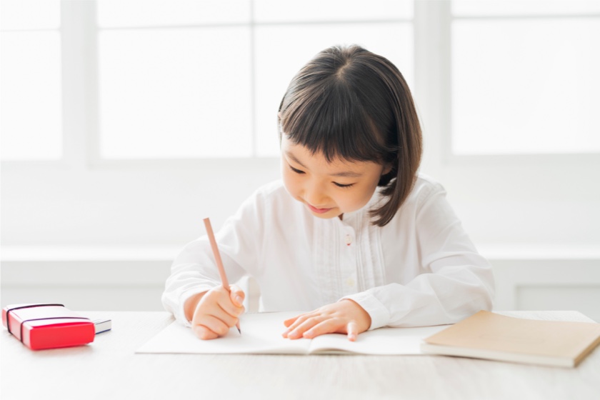 勉強中の小学生