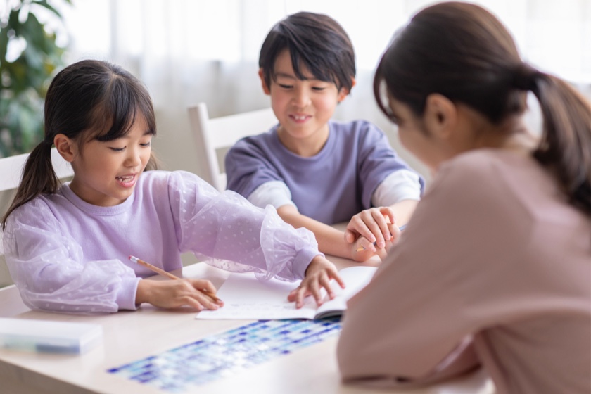 親子で勉強する家族