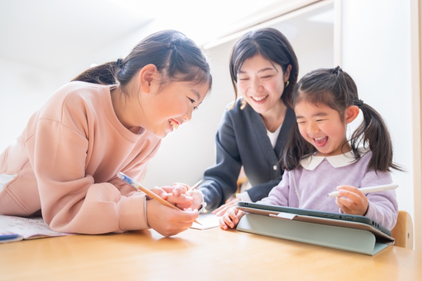 タブレットを見る小学生