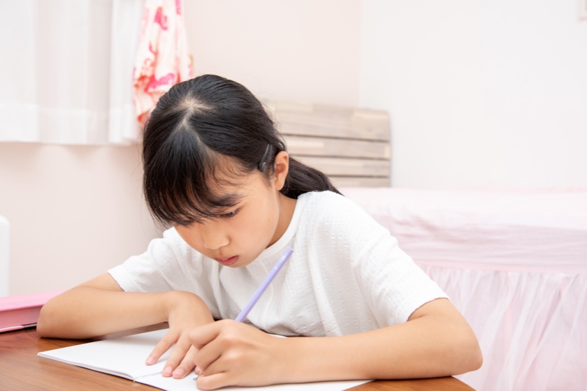 クイズをする小学生