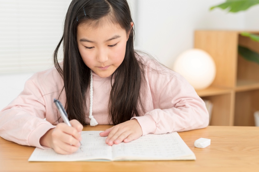 クイズをする小学生