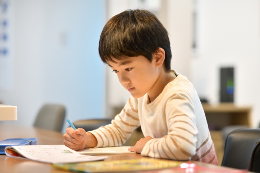 クイズをする小学生