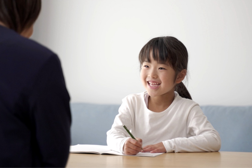 勉強をする小学生