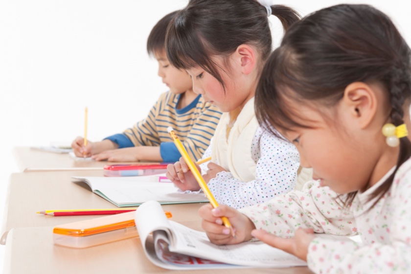 勉強をする小学生