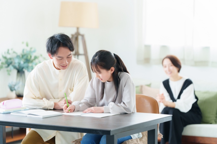 学習サポートをする親