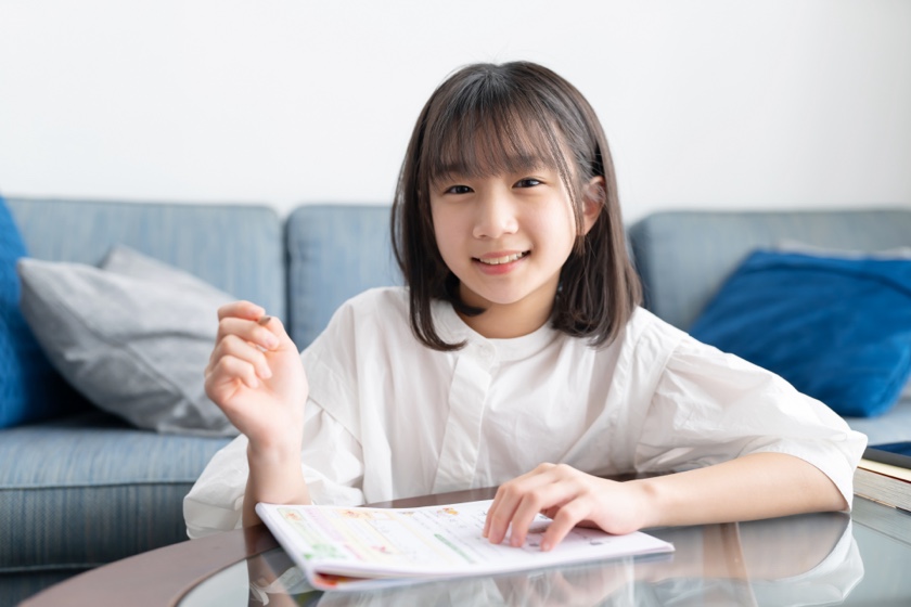 漢字ドリルをする小学生女子