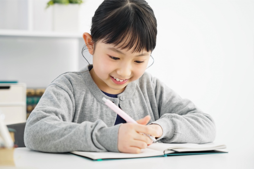 パズルを解く中学年小学生