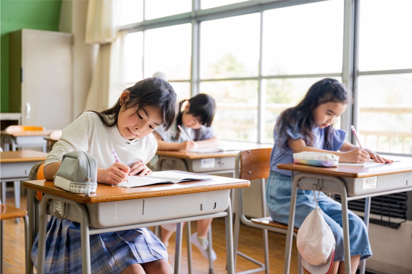 勉強中の中学年小学生