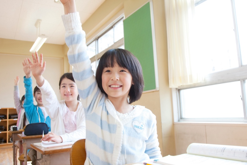 勉強中の高学年小学生