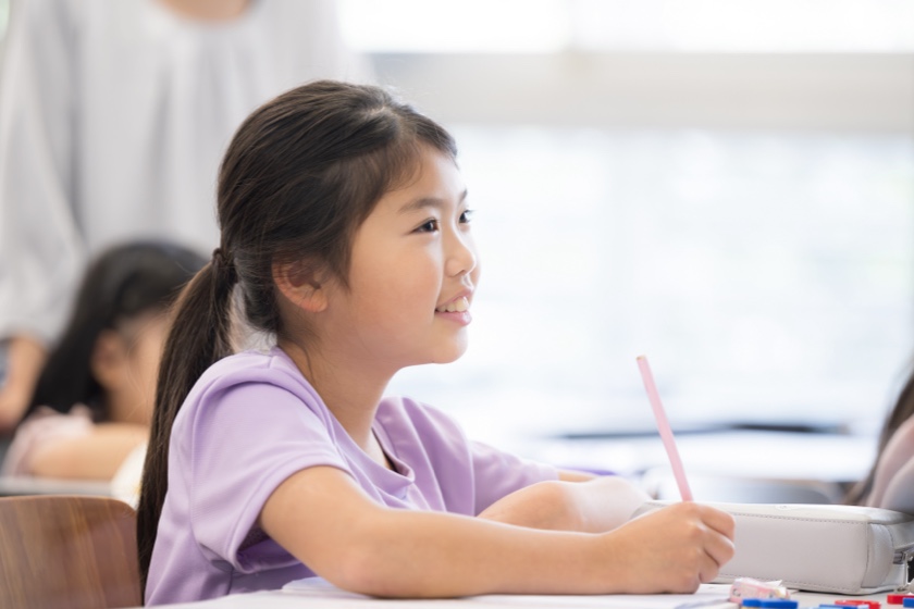 クイズを解く中学年小学生