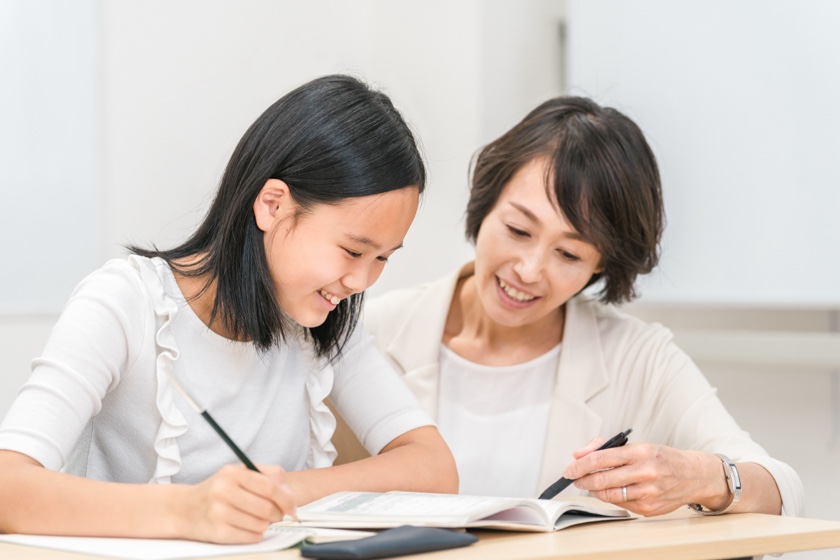 クイズを解く高学年小学生