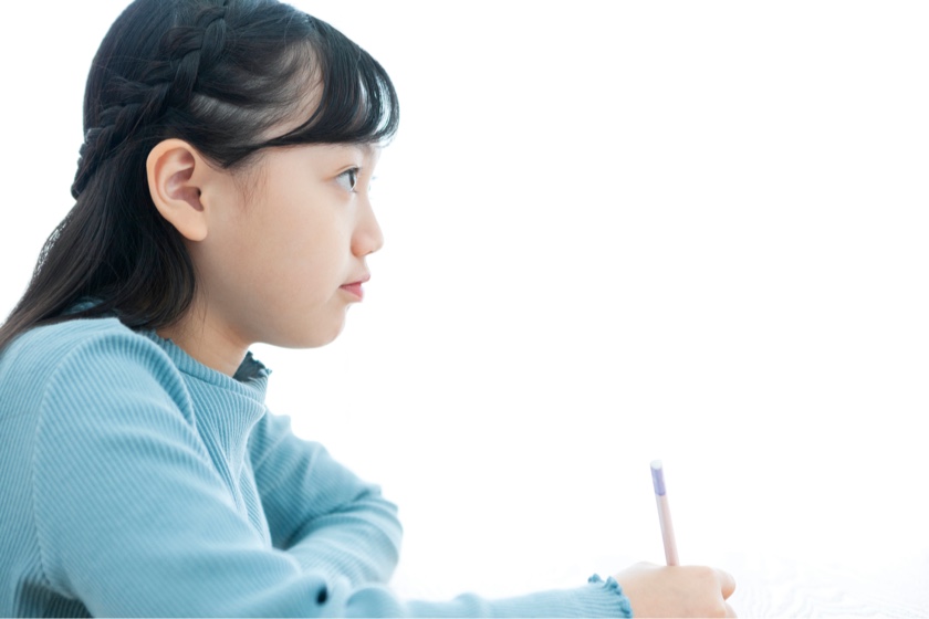 なぞなぞをする小学生