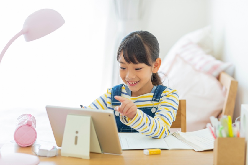 自宅でなぞなぞをする小学生