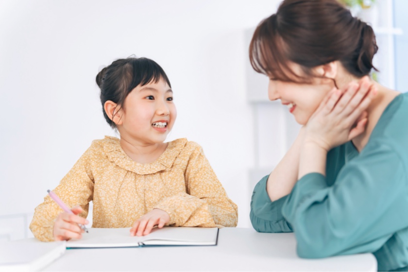 勉強する小学生