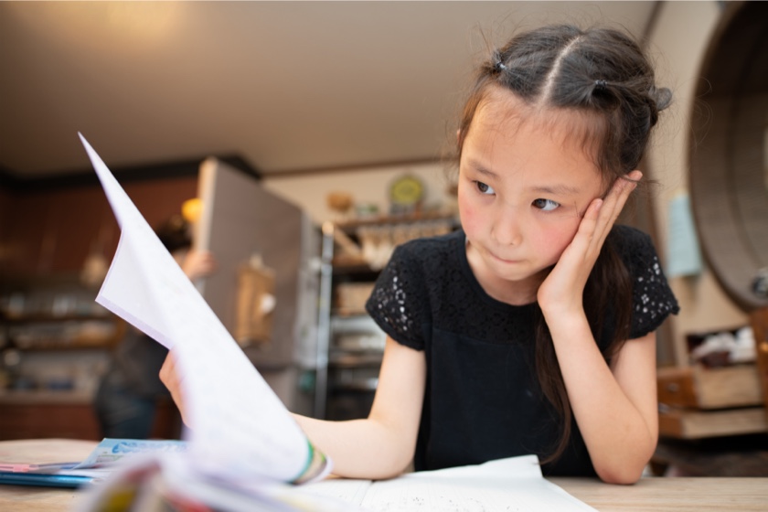 勉強する小学生