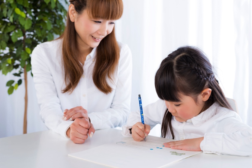 自宅でテストをする親子