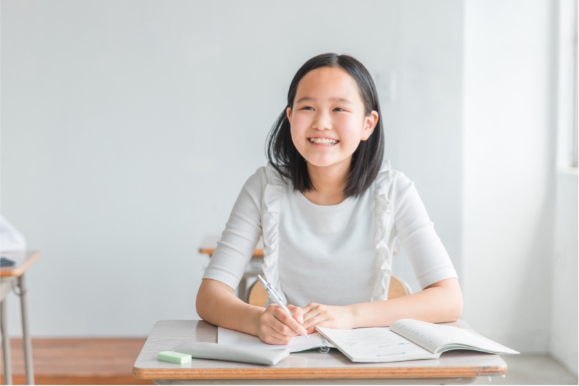 勉強をする小学生