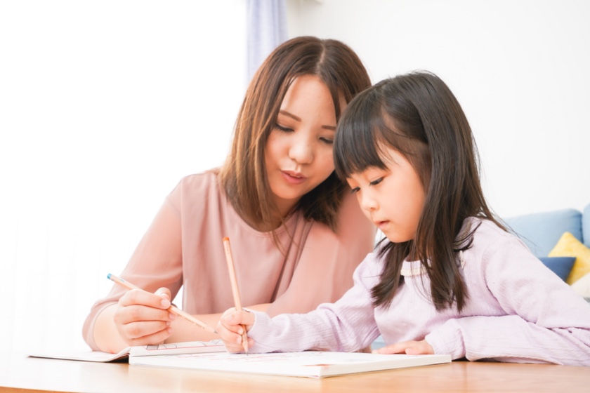 勉強をする小学生