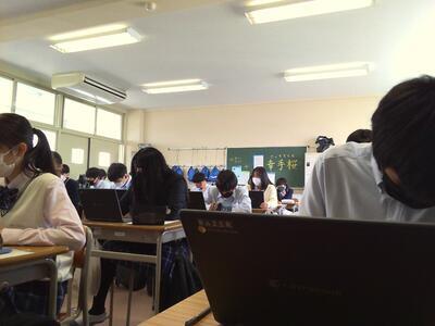 朝学で「すらら」に取り組む生徒たち