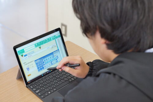 数学の小テストに取り組む生徒