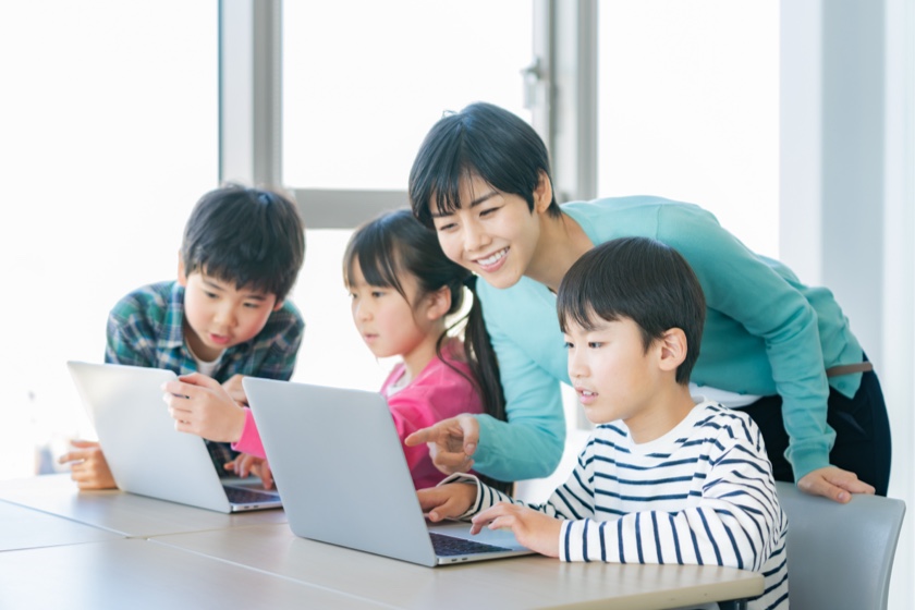 パソコン学習をする小学生