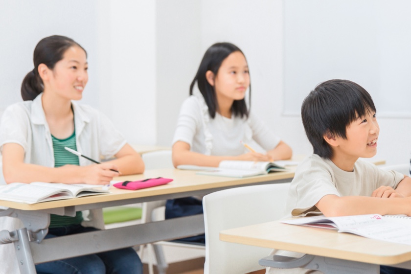 授業中の小学生