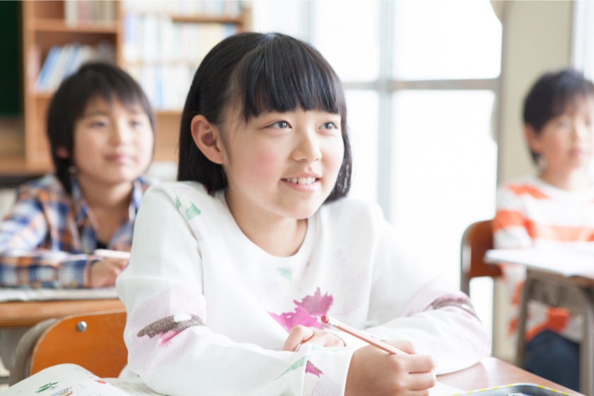 授業中の小学生