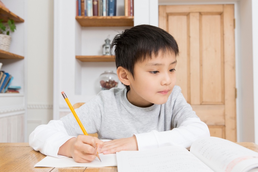 勉強中の小学生女子