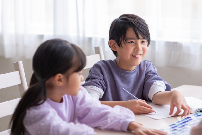 クイズをする小学生