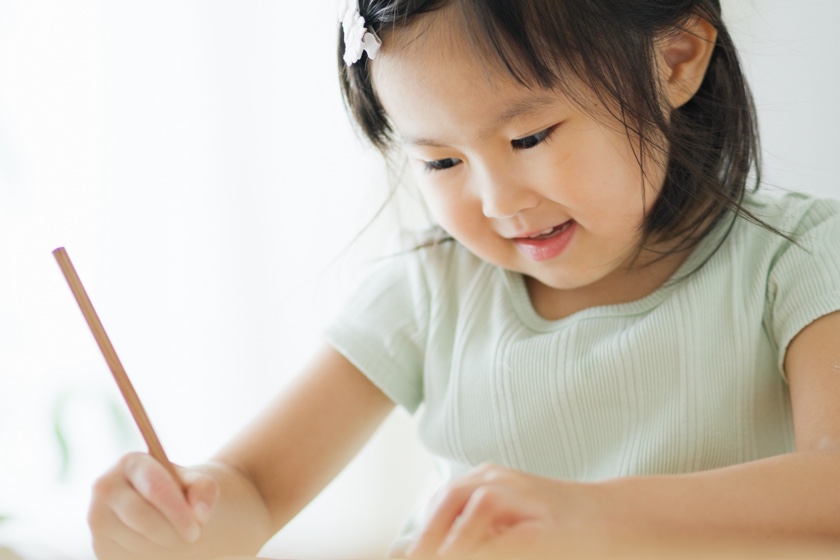 プリントを行う小学生